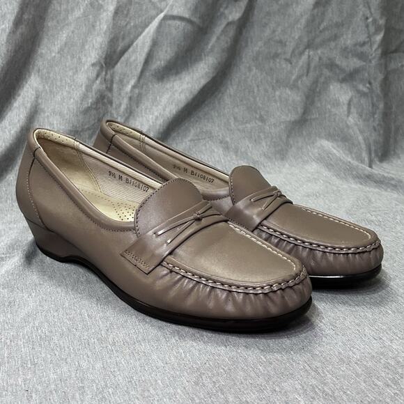 SAS Easier Loafers Clogs Shoes Womens Size 9.5 M Beige Leather Slip On Comfort - Picture 1 of 16